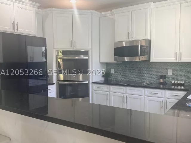 4-bedroom home for rent in Doral - 10057 NW 88th Ter - MondialRealty