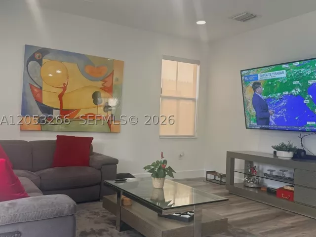 4-bedroom home for rent in Doral - 10057 NW 88th Ter - MondialRealty