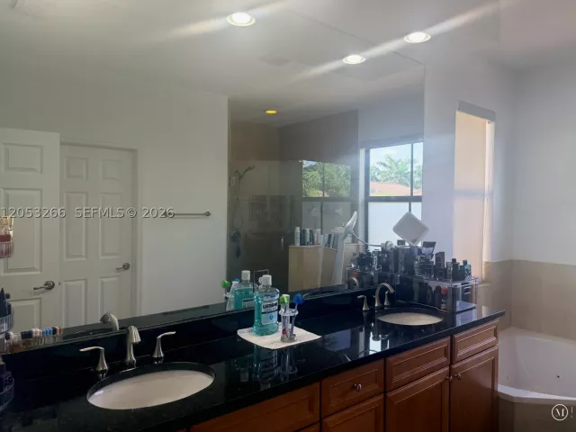 4-bedroom home for rent in Doral - 10057 NW 88th Ter - MondialRealty