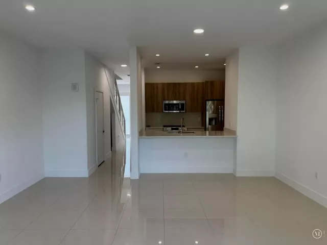 2-bedroom home for rent in Fort Lauderdale - 815 NE 17TH Avenue 3 - MondialRealty