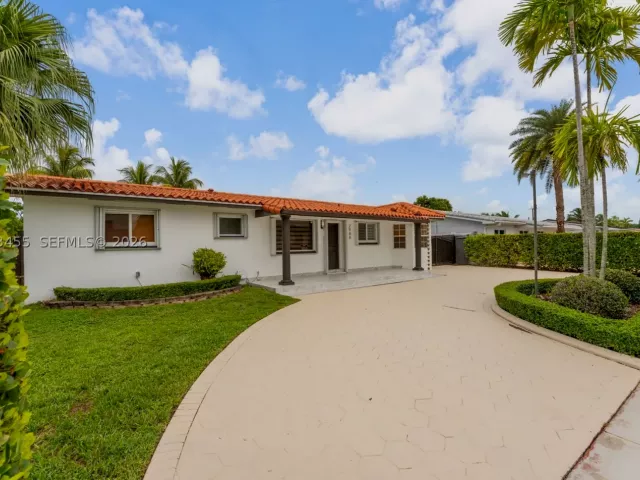 3-bedroom home for sale in Miami - 2900 SW 98th Ave - MondialRealty