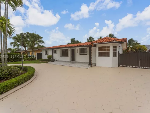 3-bedroom home for sale in Miami - 2900 SW 98th Ave - MondialRealty
