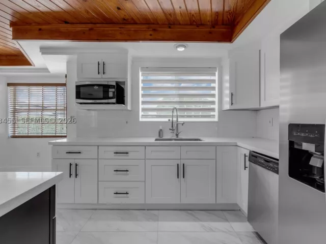 3-bedroom home for sale in Miami - 2900 SW 98th Ave - MondialRealty