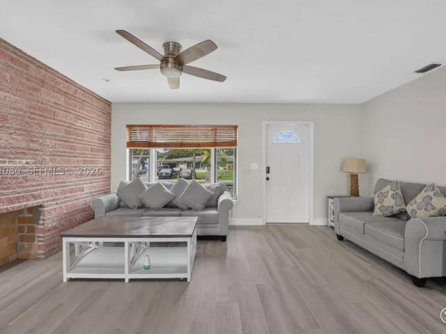 3-bedroom home for rent in Fort Lauderdale - 649 W Evanston Cir - MondialRealty