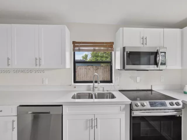 4-bedroom home for rent in Fort Lauderdale - 649 W Evanston Cir - MondialRealty