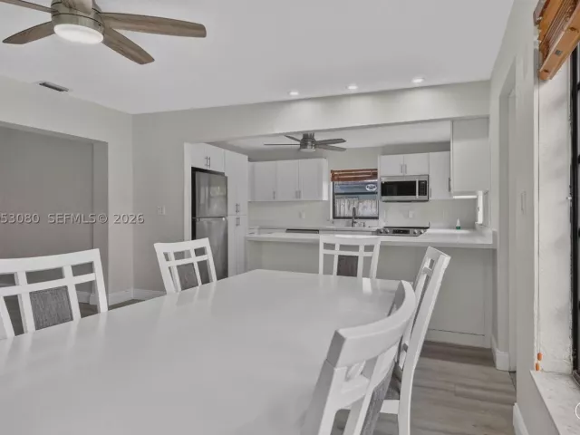 4-bedroom home for rent in Fort Lauderdale - 649 W Evanston Cir - MondialRealty