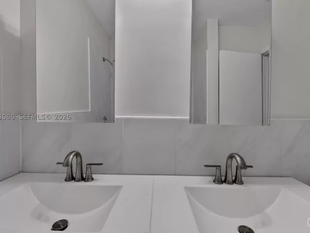 4-bedroom home for rent in Fort Lauderdale - 649 W Evanston Cir - MondialRealty