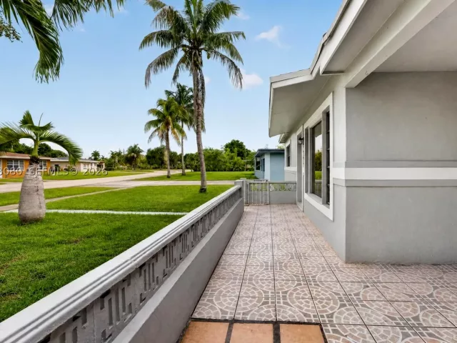 4-bedroom home for rent in Fort Lauderdale - 649 W Evanston Cir - MondialRealty