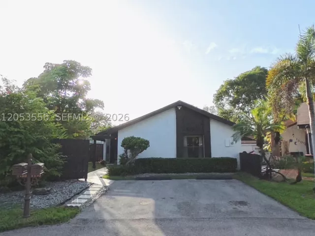 2-bedroom home for sale in Pembroke Pines - 1490 Flamingo Ct - MondialRealty