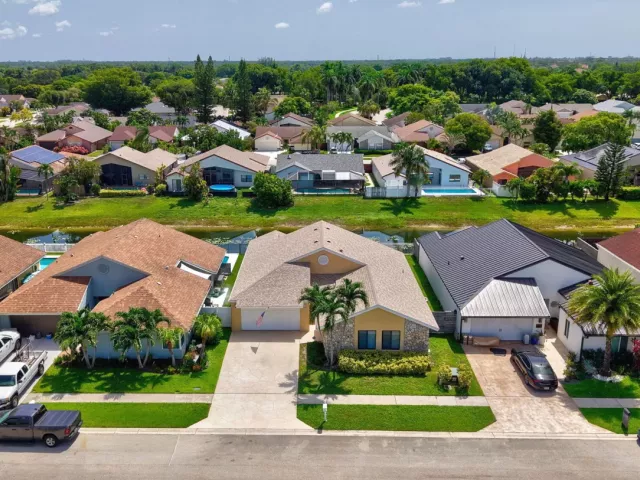 4-bedroom home for sale in Boca Raton - 20986 Rustlewood Avenue - MondialRealty