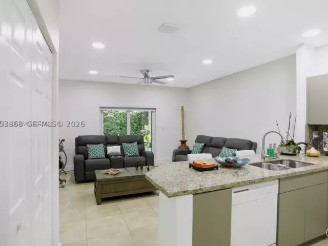 3-bedroom home for rent in Doral - 5701 NW 114th Ct 106 - MondialRealty