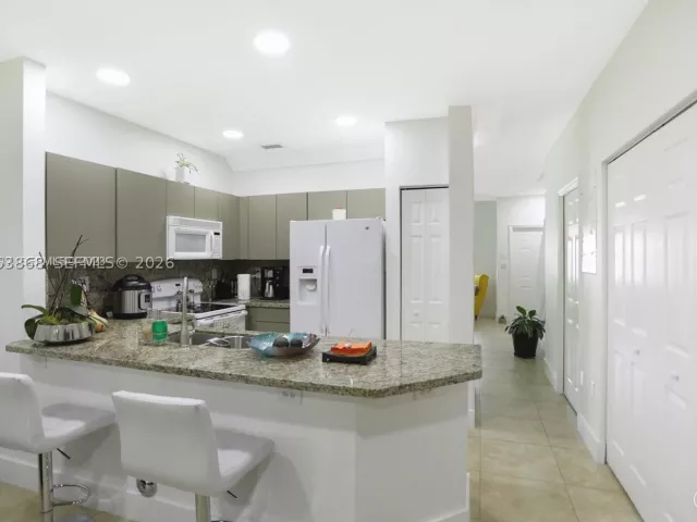 3-bedroom home for rent in Doral - 5701 NW 114th Ct 106 - MondialRealty