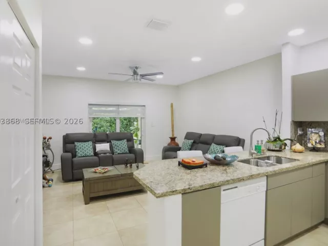 3-bedroom home for rent in Doral - 5701 NW 114th Ct 106 - MondialRealty
