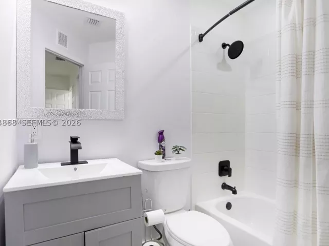 3-bedroom home for rent in Doral - 5701 NW 114th Ct 106 - MondialRealty