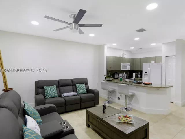 3-bedroom home for rent in Doral - 5701 NW 114th Ct 106 - MondialRealty