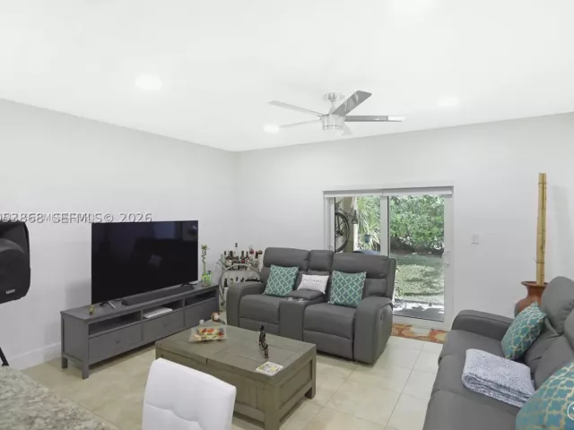 3-bedroom home for rent in Doral - 5701 NW 114th Ct 106 - MondialRealty