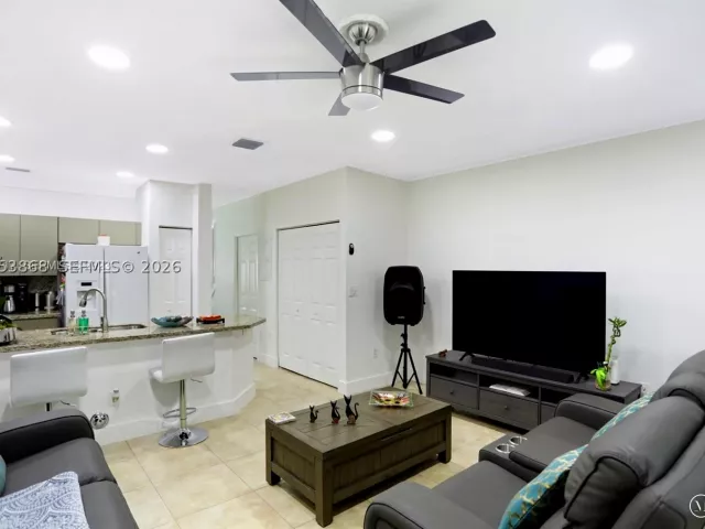 3-bedroom home for rent in Doral - 5701 NW 114th Ct 106 - MondialRealty