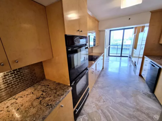 3-bedroom condo for sale in Aventura - 19667 Turnberry Way 4J - MondialRealty