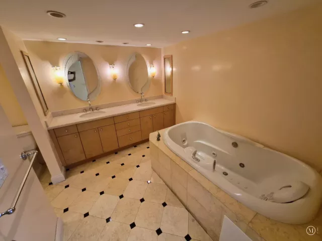 3-bedroom condo for sale in Aventura - 19667 Turnberry Way 4J - MondialRealty