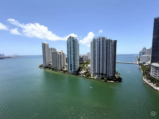 2-bedroom condo for rent in Miami - 300 S BISCAYNE Boulevard T-2208 - MondialRealty