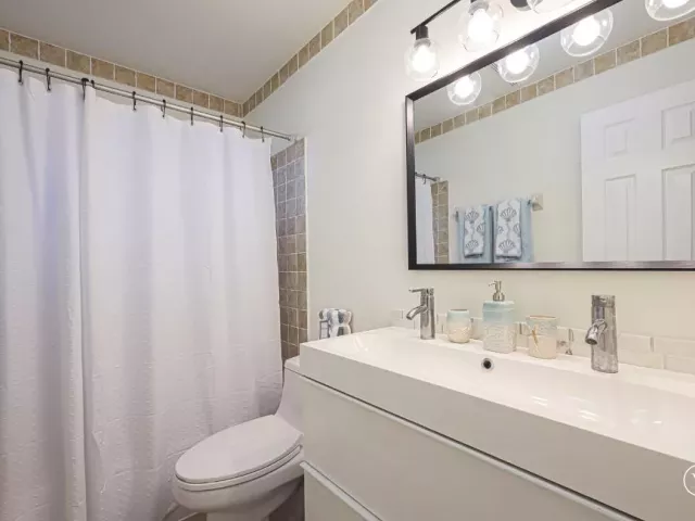 5-bedroom home for sale in Boca Raton - 384 NW 23rd Street - MondialRealty