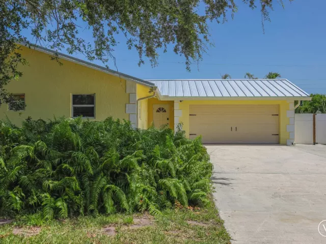 5-bedroom home for sale in Boca Raton - 384 NW 23rd Street - MondialRealty