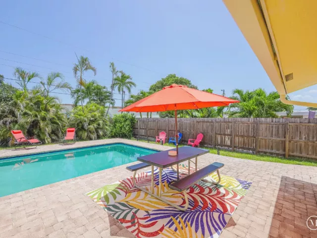 5-bedroom home for sale in Boca Raton - 384 NW 23rd Street - MondialRealty