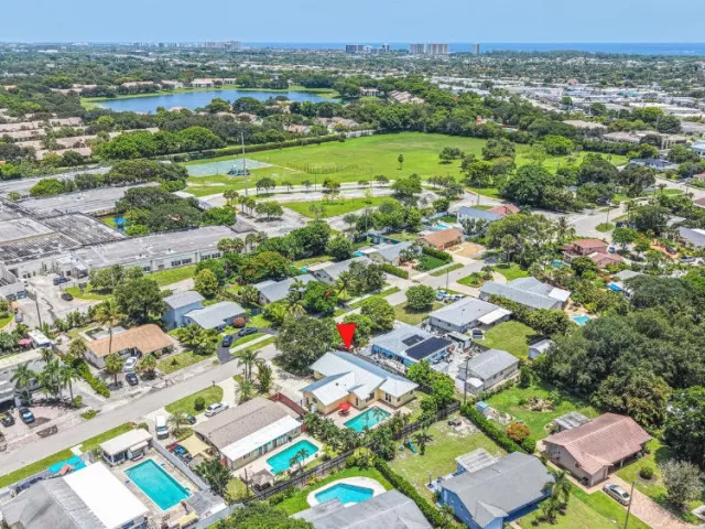 5-bedroom home for sale in Boca Raton - 384 NW 23rd Street - MondialRealty