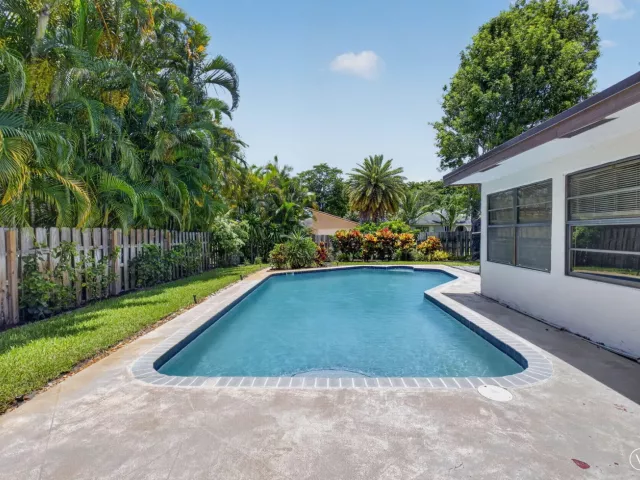 4-bedroom home for sale in Boca Raton - 17667 Pine Needle Terrace - MondialRealty