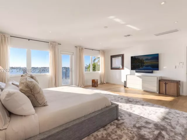 6-bedroom home for sale in Miami - 1300 S Venetian Way - MondialRealty