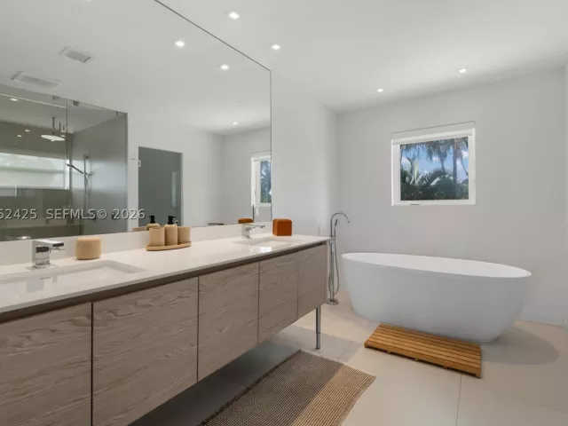 6-bedroom home for sale in Miami - 1300 S Venetian Way - MondialRealty