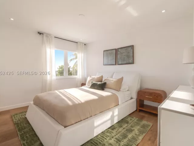 6-bedroom home for sale in Miami - 1300 S Venetian Way - MondialRealty