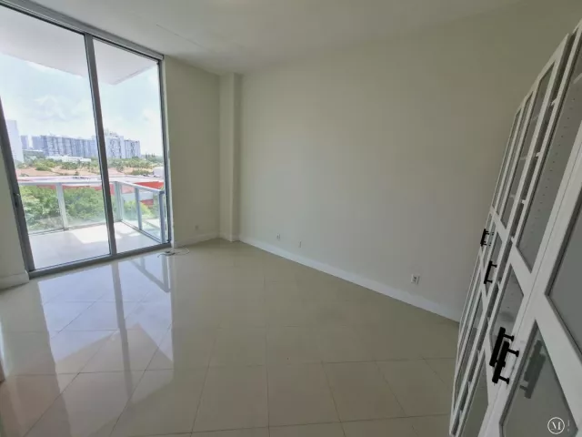 2-bedroom condo for sale in Aventura - 3029 NE 188th Street 805 - MondialRealty