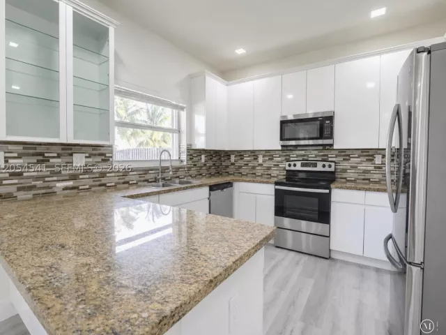 4-bedroom home for rent in Doral - 10956 NW 73rd St 10956 - MondialRealty