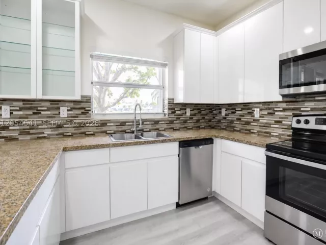 4-bedroom home for rent in Doral - 10956 NW 73rd St 10956 - MondialRealty