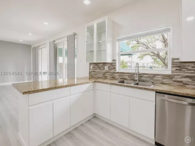 4-bedroom home for rent in Doral - 10956 NW 73rd St 10956 - MondialRealty
