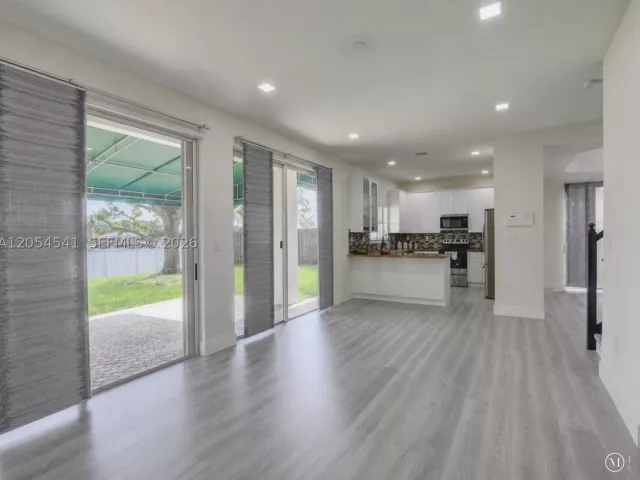 4-bedroom home for rent in Doral - 10956 NW 73rd St 10956 - MondialRealty