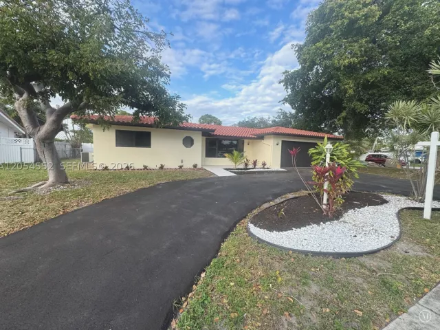 2-bedroom home for sale in Deerfield Beach - 1109 SE 10th St - MondialRealty