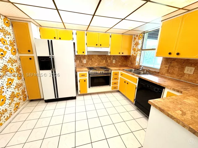 3-bedroom home for sale in Pembroke Pines - 11851 NW 23rd St - MondialRealty