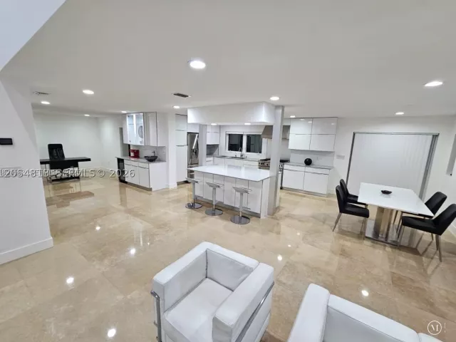 5-bedroom home for rent in Doral - 5754 NW 98th Ave - MondialRealty