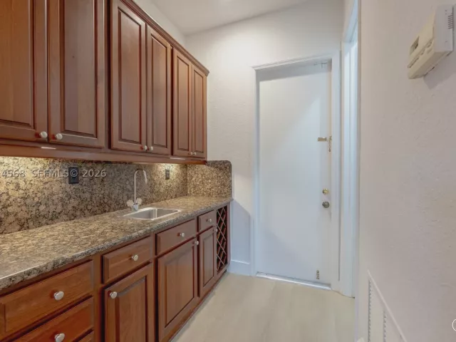 5-bedroom home for rent in Doral - 11213 NW 71st Ter - MondialRealty