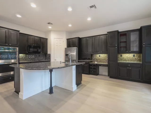 5-bedroom home for rent in Doral - 11213 NW 71st Ter - MondialRealty