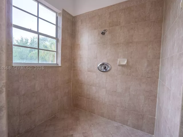 5-bedroom home for rent in Doral - 11213 NW 71st Ter - MondialRealty