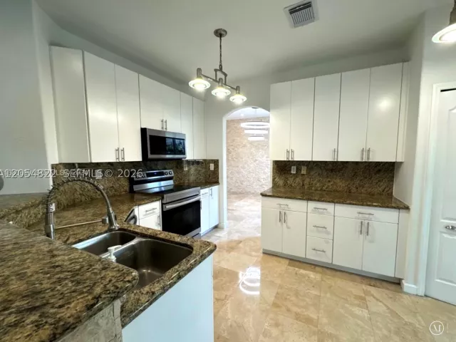 3-bedroom home for rent in Doral - 7563 NW 112th Pl - MondialRealty