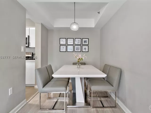 2-bedroom condo for sale in Miami - 1200 Brickell Bay Dr 2423 - MondialRealty
