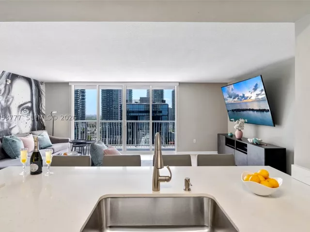 2-bedroom condo for sale in Miami - 1200 Brickell Bay Dr 2423 - MondialRealty