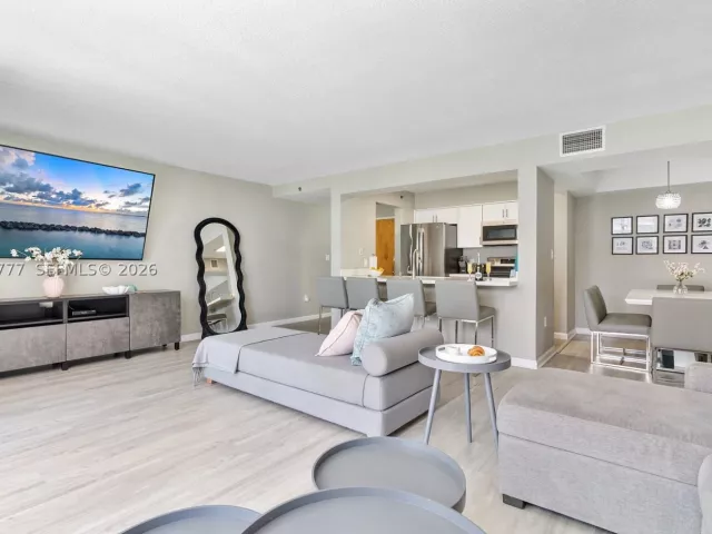 2-bedroom condo for sale in Miami - 1200 Brickell Bay Dr 2423 - MondialRealty