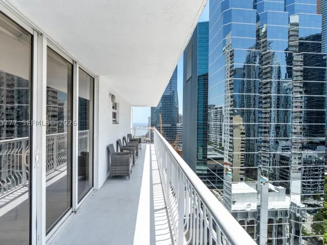 2-bedroom condo for sale in Miami - 1200 Brickell Bay Dr 2423 - MondialRealty