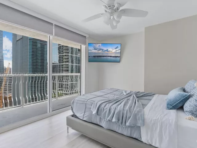 2-bedroom condo for sale in Miami - 1200 Brickell Bay Dr 2423 - MondialRealty