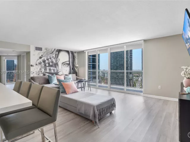 2-bedroom condo for sale in Miami - 1200 Brickell Bay Dr 2423 - MondialRealty